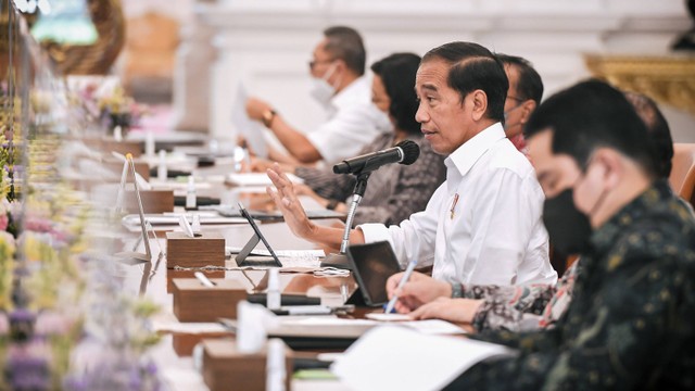 Presiden Joko Widodo pimpin rapat terbatas pengelolaan produk turunan kelapa sawit di Istana Merdeka, Jakarta (18/7/2022). Foto: Lukas/Biro Pers Sekretariat Presiden