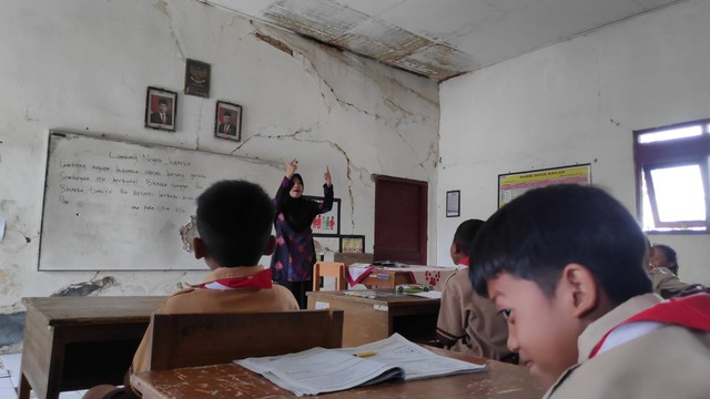Bangunan kelas di SD Negeri 2 Dresi Kulon, Rembang, memprihatinkan.  Foto: Dok. Istimewa