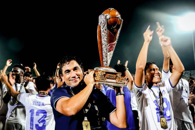 Pelatih Arema FC Eduardo Almeida mengangkat piala saat berselebrasi usai mengalahkan Borneo FC dalam leg kedua final Piala Presiden 2022 di Stadion Segiri, Samarinda, Kalimantan Timur, Minggu (17/7/2022).  Foto: Sahid Setiawan/ANTARA