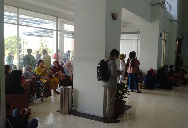 Warga yang menjadi konsumen kaveling bodong di Nongsa mendatangi Gedung DPRD Batam. (Foto: juna/batamnews)