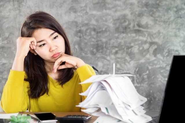 Ilustrasi kesulitan membayar tagihan PayLater. Foto: Shutterstock