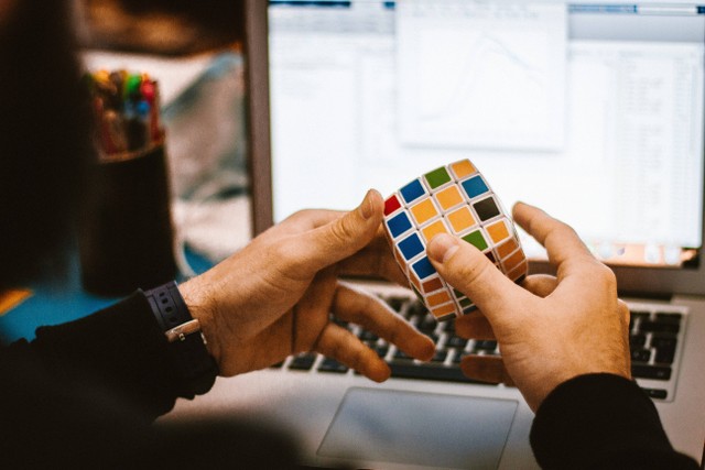 Ilustrasi bermain rubik. Foto: Pexels