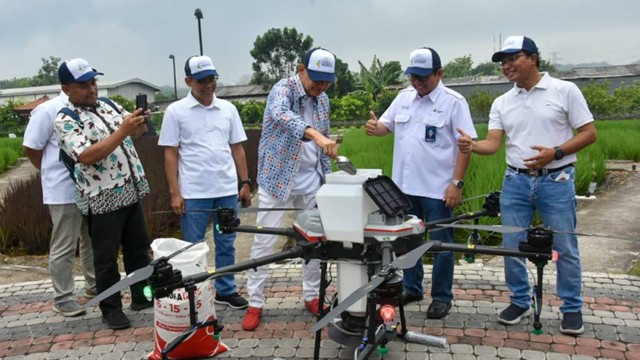 Anak Perusahaan Pupuk Indonesia, PT Petrokimia Gresik uji coba drone untuk pemupukan di kebun percobaan PT Petrokimia Gresik Jawa Timur, Senin (18/7).  Foto: Dok. Pupuk Indonesia