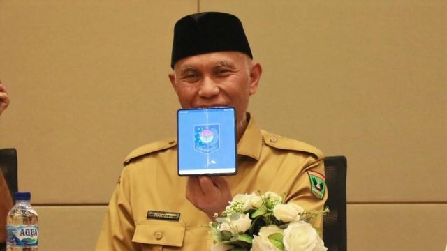 Gubernur Sumatera Barat Mahyeldi menunjukkan KTP digital. Foto: Humas Pemprov