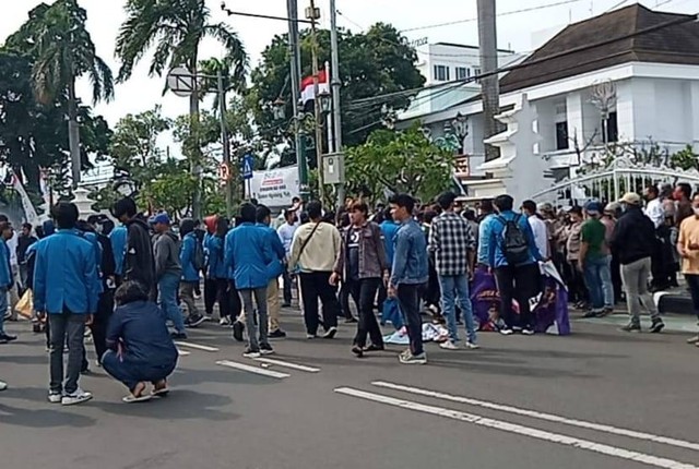 Demonstrasi mahasiswa di depan gedung DPRD Kota Cirebon menolak harga BBM berakhir ricuh.(Juan)