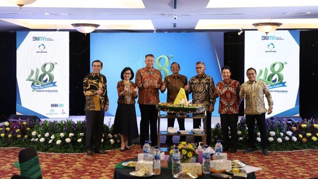 Jajaran Direksi Perum Perumnas dalam perayaan HUT Perumnas ke-48 tahun di Jakarta, Senin (18/7/2022). Foto: Perumnas