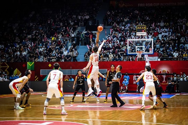 Timnas Basket RI melawan China dalam laga playoff FIBA Asia Cup 2022 di Istora GBK, Jakarta, Senin (18/7). Foto: FIBA Asia Cup