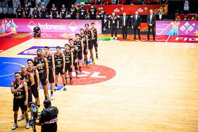 Timnas Basket RI melawan China dalam laga playoff FIBA Asia Cup 2022 di Istora GBK, Jakarta, Senin (18/7). Foto: FIBA Asia Cup
