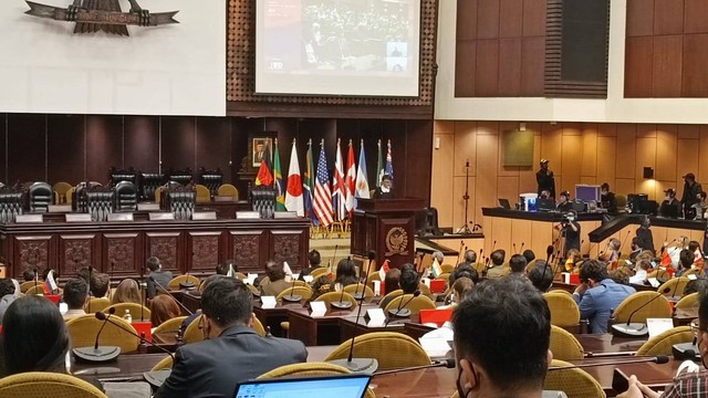 Menlu Retno Marsudi di Pembukaan Puncak KTT Y20 di DPR, Senin (18/7). Foto: Annisa Thahira Madina/kumparan