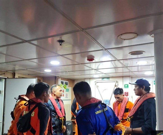 Tim Rescue Basarnas Ternate saat bersiap melakukan pencarian Speed Boat Kie Besi yang dikabarkan hilang arah di perairan Makeang, Halmahera Selatan, Maluku Utara. Foto: Istimewa
