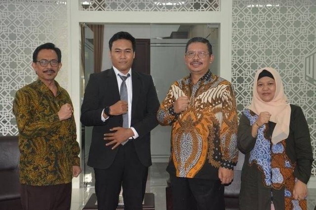 Rektor UIN Malang Prof Dr M Zainuddin MA (kiri) dan Alfani Hidayat (dua dari kiri). Foto / dok