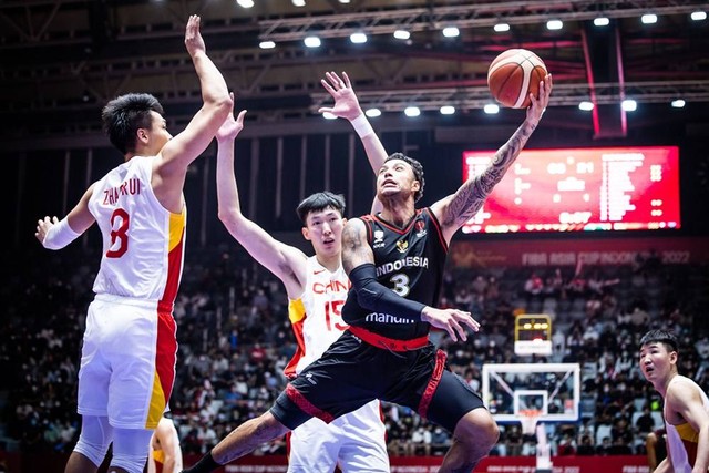 Brandon Jawato di Laga Timnas Basket RI melawan China dalam laga playoff FIBA Asia Cup 2022 di Istora GBK, Jakarta, Senin (18/7). Foto: FIBA Asia Cup