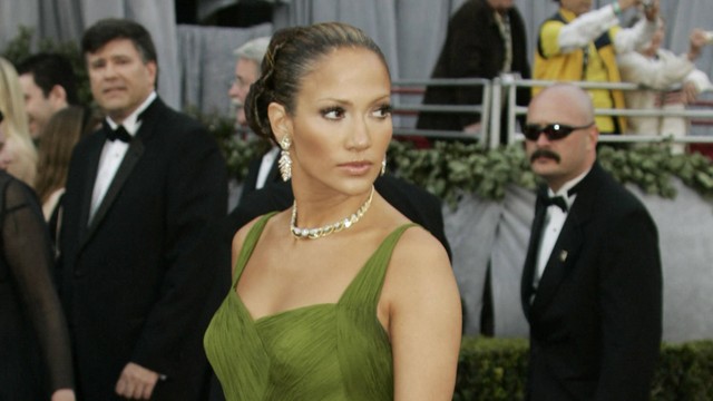 Aktris Jennifer Lopez tiba pada 5 Maret 2006, untuk menghadiri Academy Awards ke-78 yang akan dipersembahkan di Kodak Theatre di Hollywood, California. Foto: JEFF HAYNES / AFP