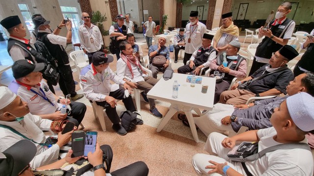 Dirjen Penyelenggaraan Haji dan Umrah Prof Hilman Latief menemui jemaah haji di Raudah. Foto: Muhammad Iqbal/kumparan