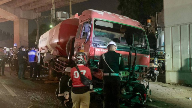 Kondisi Truk Pertamina yang Kecelakaan di Cibubur. Foto: Rinjani/kumparan