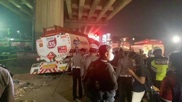 Kondisi Truk Pertamina yang Kecelakaan di Cibubur. Foto: Rinjani/kumparan