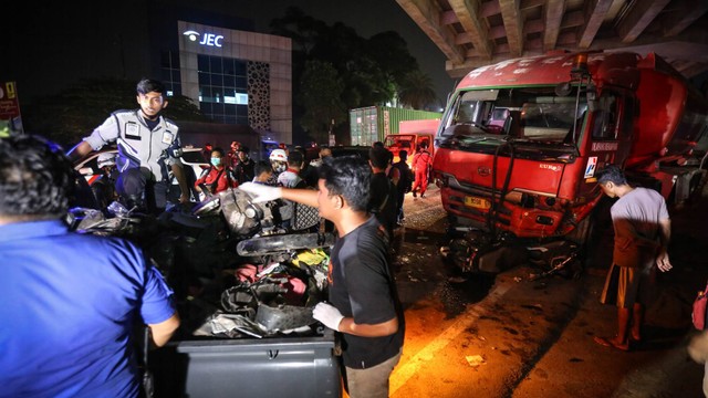 Petugas mengevakuasi sejumlah kendaraan yang mengalami kerusakan akibat kecelakaan di Jalan Transyogi, Cibubur, Bekasi, Jawa Barat, Senin (18/7/2022).  Foto: Asprilla Dwi Adha/ANTARA FOTO
