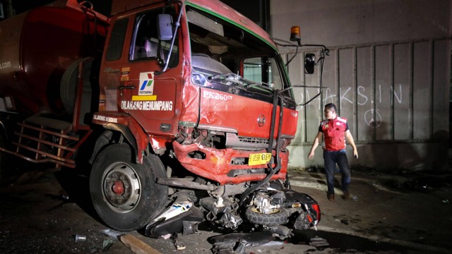 Petugas melihat kendaraan yang mengalami kerusakan akibat kecelakaan di Jalan Transyogi, Cibubur, Bekasi, Jawa Barat, Senin (18/7/2022).  Foto: Asprilla Dwi Adha/ANTARA FOTO