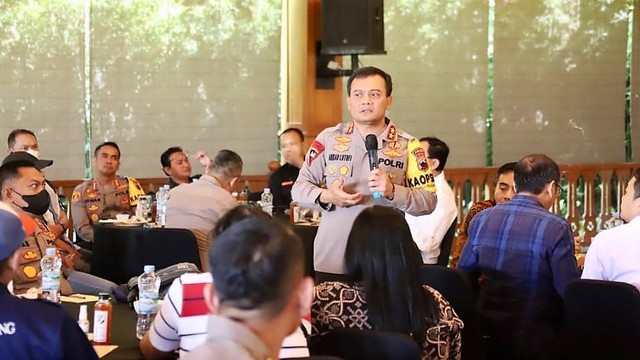 Kapolda Jateng, Irjen Pol Ahmad Lutfi, saat berdialog dengan wartawan dan pimpinan redaksi media massa Jawa Tengah di Hotel Griya Persada, Kabupaten Semarang, Senin (18/07/2022). FOTO: Dok Istimewa