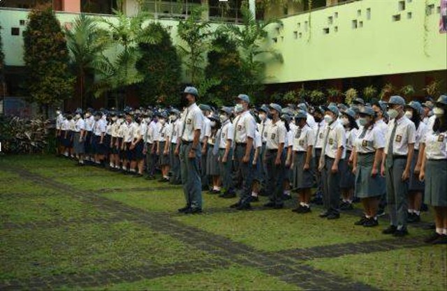 Upacara on-site pertama bagi SMA Trinitas yang bersamaan dengan MPLS  hari pertama.