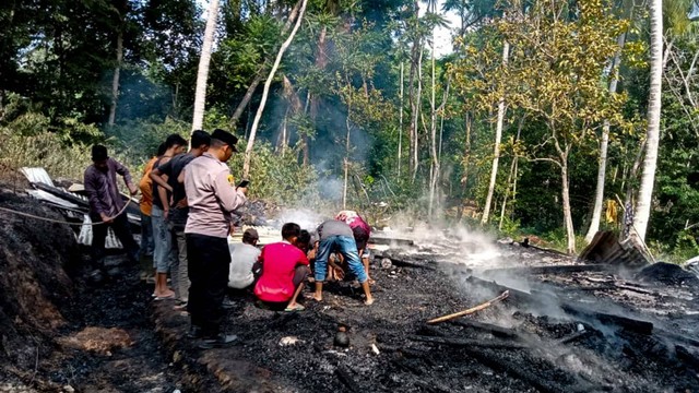 Kebakaran rumah di Dusun Buket Linteung, Desa Paya Pasi, Kecamatan Julok, Kabupaten Aceh Timur. Foto: Dok. Istimewa