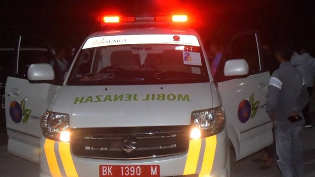 Ambulance yang membawa jenazah korban penembakan di KKB dari Bandara Kualanamu menuju kampung halamnnya di Deli Serdang. Foto: Pemkab Deli Serdang
