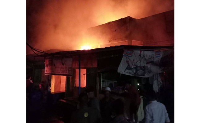 Diawali Suara Ledakan, Dua Kios di Pasar Kedungmaling, Mojokerto Terbakar