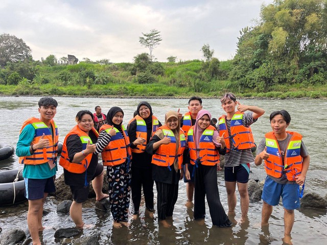 Sumber : Foto Ade Nia (Mencoba wahana Ngeli Ban Minggirsari).