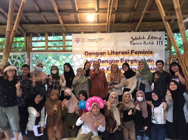 Foto bersama pemateri, Hegel Terome, setelah penyampaian materi mengenai “Sejarah Feminisme” (Foto: dokumentasi pribadi).