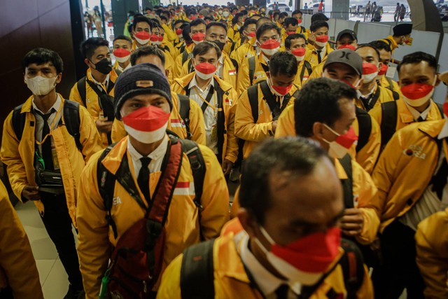 Sejumlah Pekerja Migran Indonesia (PMI) berbaris sebelum diberangkatkan menuju Korea Selatan di Terminal 3 Bandara Internasional Soekarno Hatta, Tangerang, Banten, Senin (18/7/2022).  Foto: Fauzan/ANTARA FOTO