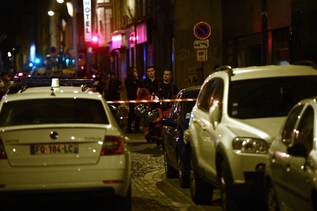 Polisi berjaga di dekat lokasi penembakan di kafe shisha di Paris, Prancis. Foto: Christophe ARCHAMBAULT / AFP