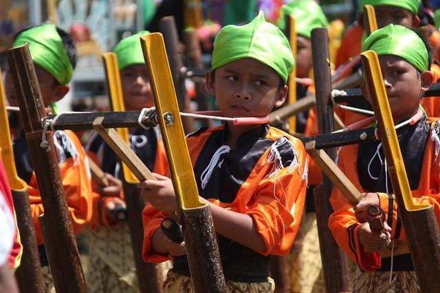 Ilustrasi memainkan angklung untuk sebuah pertunjukan. Foto: Pixabay