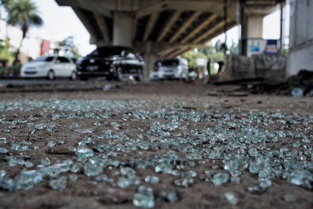Pecahan kaca mobil di lokasi kecelakaan maut truk pengangkut BBM di Jalan Transyogi, Bekasi, Jawa Barat, Selasa (19/7/2022). Foto: Jamal Ramadhan/kumparan