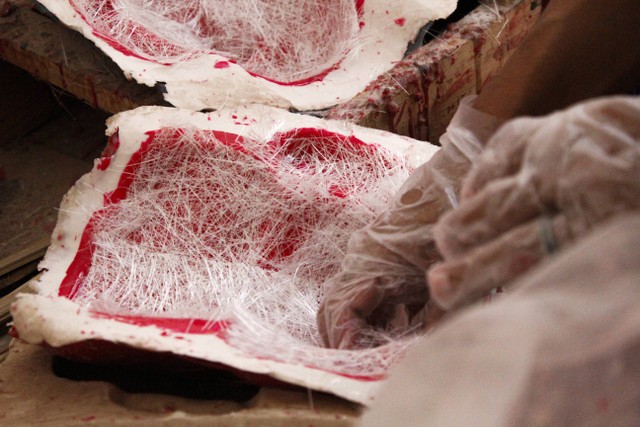 Pemberian material tambahan di bagian topeng Ondel-ondel setelah di cat. Foto: Lutfi Sheykal