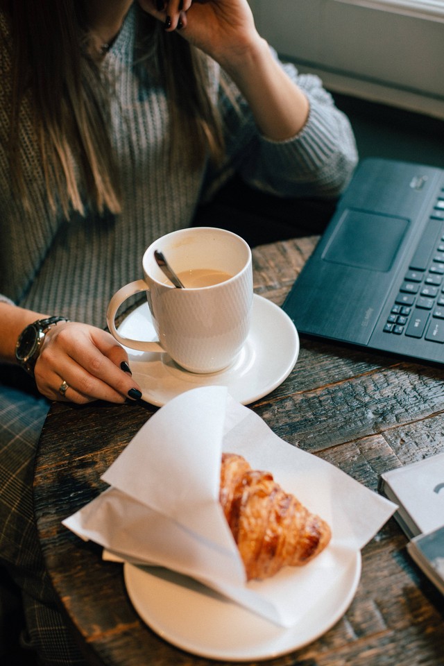 Ilustrasi gambar cafe di tebet untuk nugas. Pexels/La Miko