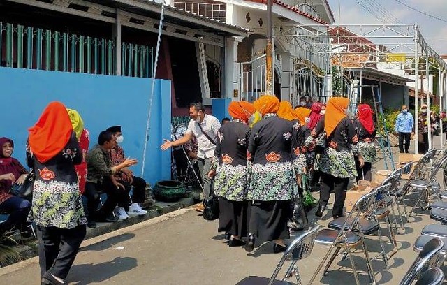 Sejumlah orang datang ke rumah duka Sekda Johardi di Jalan Lemuru, Tegalsari, Tegal Barat, Kota Tegal, Selasa (19/7/2022).