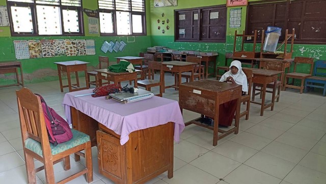 Satu-satunya murid kelas 2 SDN Ngimbang, Kecamatan Palang, Kabupaten Tuban, saat mengikuti kegiatan belajar mengajar. (foto: ayu/beritabojonegoro)