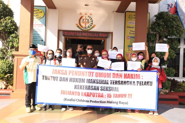 Aksi demonstrasi oleh Koalisi Children Protection Malang Raya di depan Kejari Kota Batu, pada Selasa (19/7/2022). Foto: dok Koalisi Children Protection Malang Raya