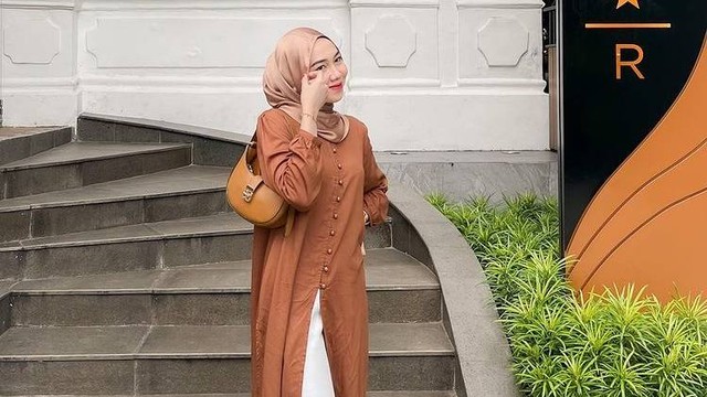 Ilustrasi inspirasi OOTD hijab dengan tunik. Foto: Instagram.com/azizahlimi