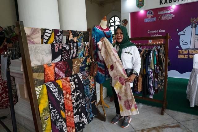 Batik-batik dipajang saat Merayu Trenggalek Fashion Day 2022 di Museum Tekstil Jakarta, Sabtu (21/5). Foto: Jamal Ramadhan/kumparan