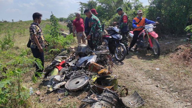 Proses evakuasi serpihan pesawat tempur T-50i Golden Eagle, yang jatuh di Dusun Ngawoh, Desa Nginggil, Kecamatan Kradenan, Kabupaten Blora. (foto: priyo/beritabojonegoro)