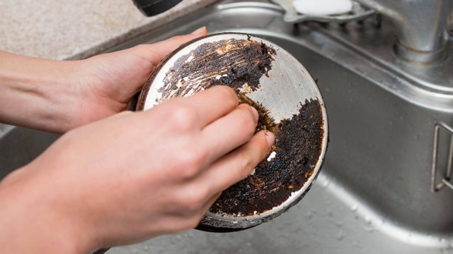 Cara membersihkan wajan gosong. Foto: Purino/Shutterstock