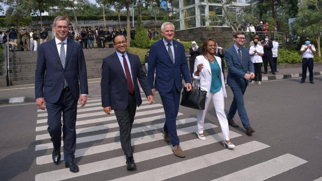 Gubernur DKI Jakarta Anies Rasyid Baswedan dan jajaran pejabat lembaga keuangan Uni Eropa (European Investment Bank), di kawasan Stasiun MRT Dukuh Atas, Jakarta Pusat, Selasa (19/7/2022). Foto: Pemprov DKI Jakarta