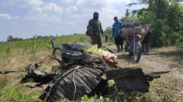 Proses evakuasi serpihan pesawat tempur T-50i Golden Eagle milik TNI AU, yang jatuh di Dusun Ngawoh, Desa Nginggil, Kecamatan Kradenan, Kabupaten Blora. (foto: priyo/ beritabojonegoro)