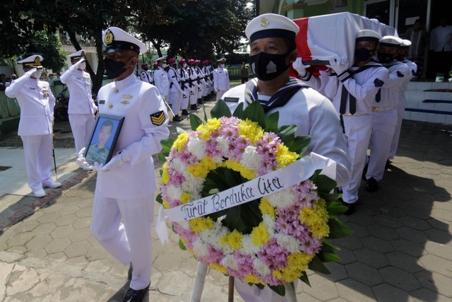 Prajurit TNI AL mengusung peti jenazah anggota TNI AL Peltu Suparno dan istrinya Priastini untuk dimakamkan di makam Keluarga TNI AL, Jonggol, Kabupaten Bogor, Jawa Barat, Selasa (19/7/2022). Foto: Yulius Satria Wijaya/ANTARA FOTO