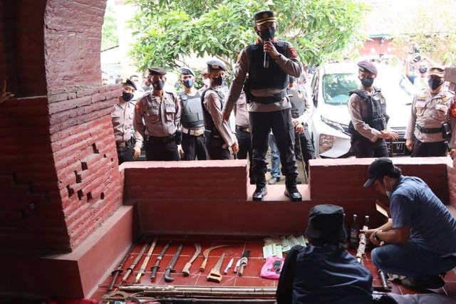 Polresta Cirebon menggerebek markas Ormas di Kabupaten Cirebon Jawa Barat, mengamankan sebanyak 26 orang dan puluhan barang bukti.(Juan)