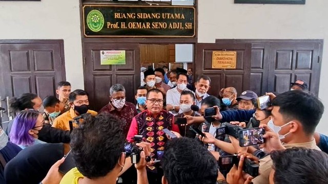 Pengacara Mardani Maming, Denny Indrayana, memberikan keterangan kepada wartawan usai sidang praperadilan, Selasa (19/7/2022). Foto: Dok. Istimewa