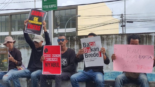 Aksi solidaritas mahasiswa untuk LPM Lintas atas pembekuan lembaga ini.