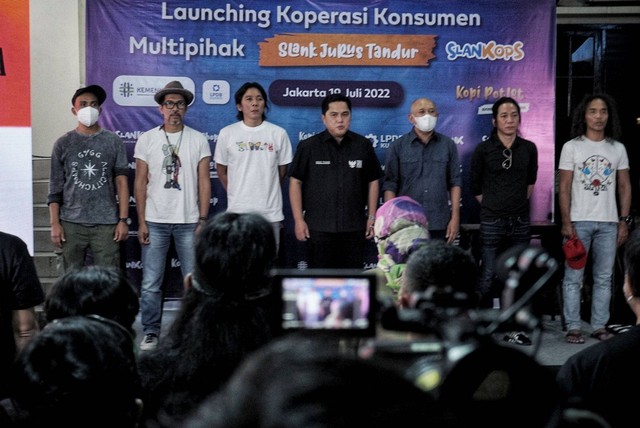 Launching Slankops bersama personel band Slank, Menteri Koperasi & UMKM Teten Masduki, dan Menteri BUMN Erick Thohir di basecamp Slank di Jalan Potlot, Pancoran, Jakarta Selatan, Selasa (19/7). Foto: Jamal Ramadhan/kumparan
