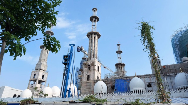 Bagian menara Masjid Raya Sheikh Zayed, Solo. FOTO: Fernando Fitusia